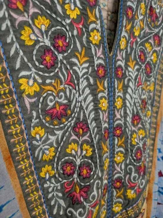 Soft Surroundings Size M Tunic Top Fifi Embroidered Boho Bell Sleeve Blue Floral - Picture 4 of 7